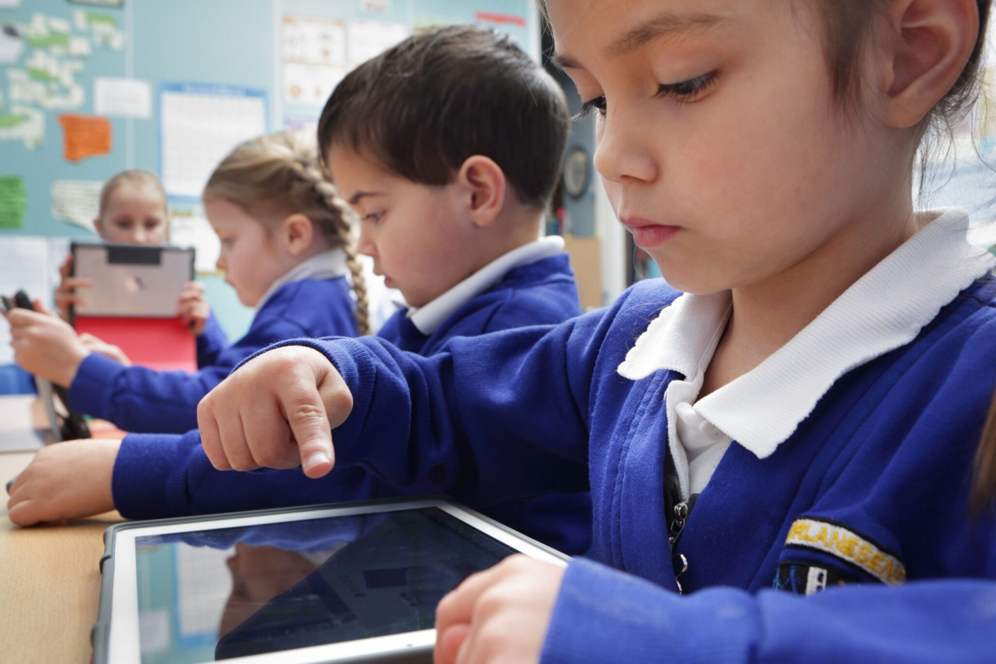 Lazer e entretenimento infantil. tecnologia e dispositivos digitais na  educação de crianças. garota feliz e sorridente jogando jogos no celular.